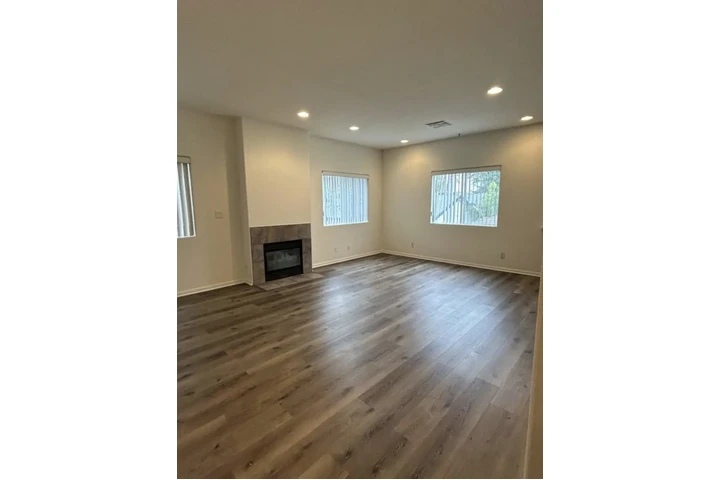 $1535 : 1 Bedroom 1 bath in Los Angele image 2