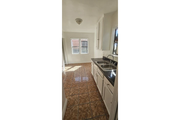 $1900 : RENTA UNIDAD CON GARAGE image 2