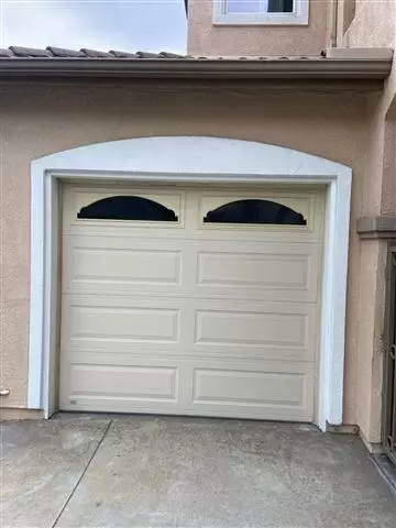 Single car garage door image 1