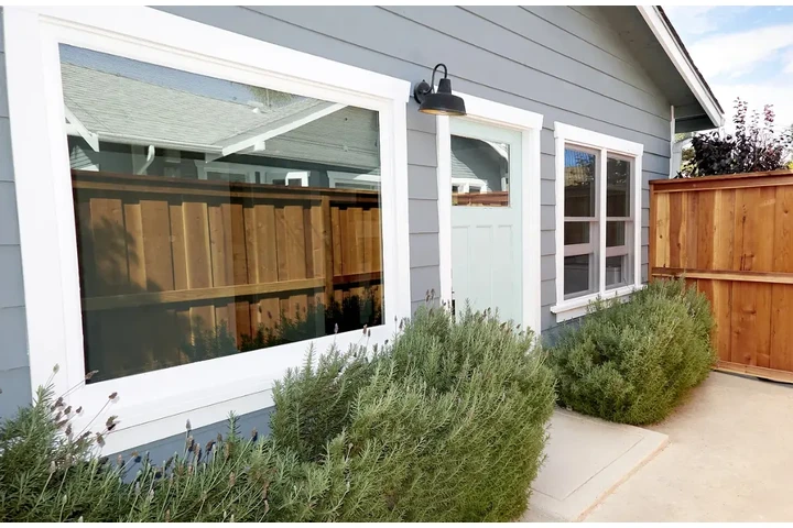 $1150 : Beautifully updated 1-bedroom image 2