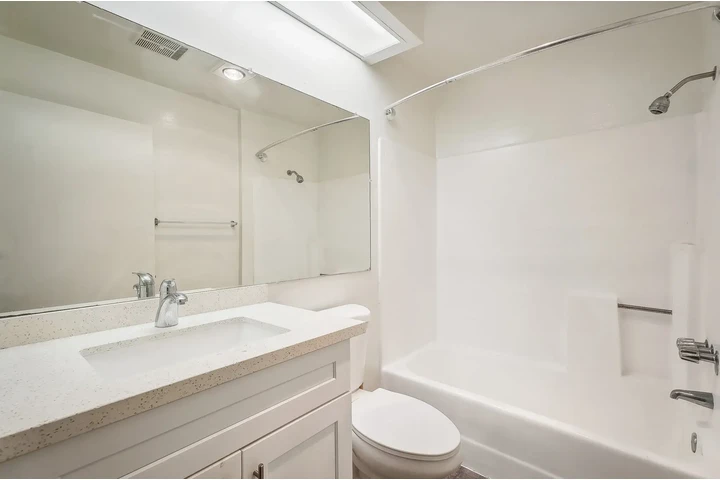 $1100 : Cozy 1-Bedroom and 1-Bathroom image 8
