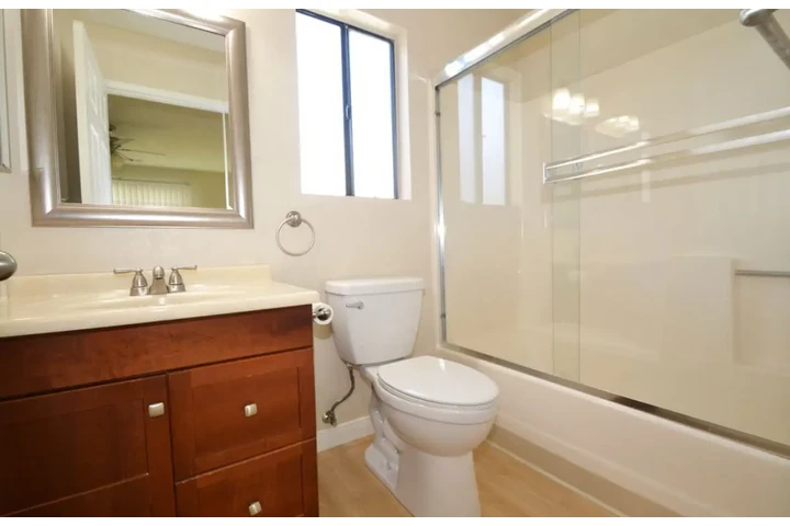 $1400 : 1Bed 1Bath & Studio Apt in, LA image 8
