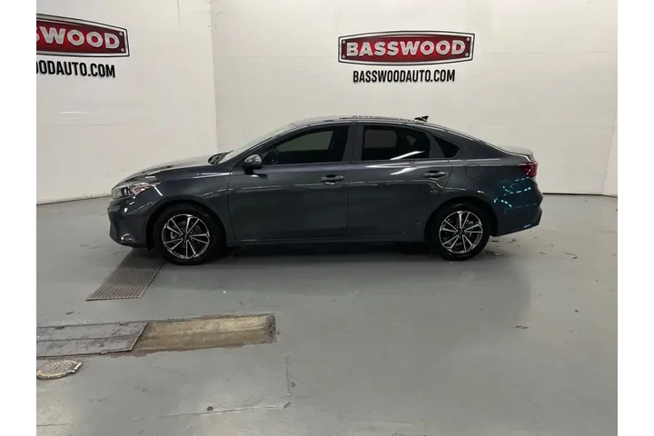 $15299 : Kia Forte 2022 FE 4dr Sedan image 2