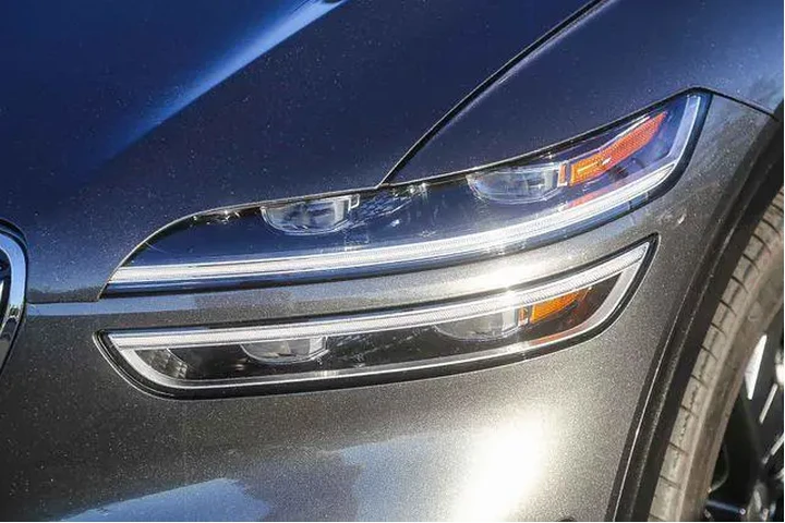 $37892 : Genesis Electrified GV70 202 image 8