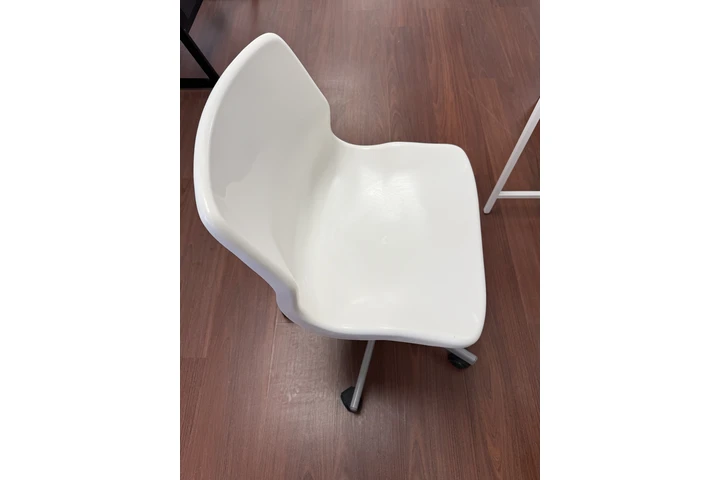 $60 : Escritorios y silla image 4