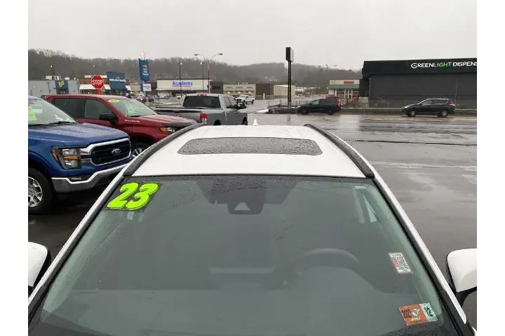 $32935 : Toyota RAV4 2023 AWD XLE 4dr image 4