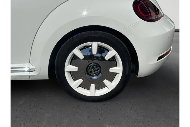 Volkswagen Beetle Convertibl image 8