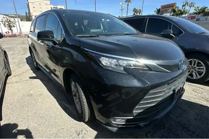 $36549 : Toyota Sienna 2024 LE 8-Pass image 2