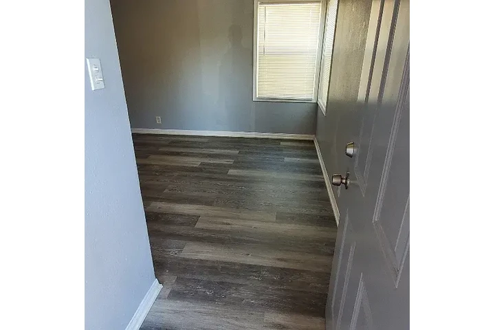 $1155 : Hot 1bd 1ba @ Huntington image 3