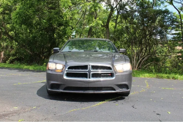 2013 Charger SE image 3