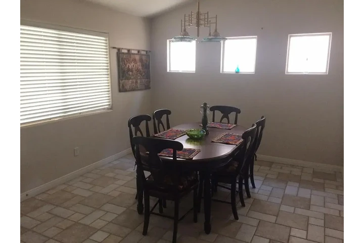 $1300 : 9810 Portland Rose Ave, Bakers image 4