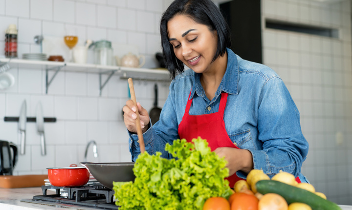 Mujer latina preparando la comida