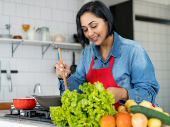 Mujer latina preparando la comida