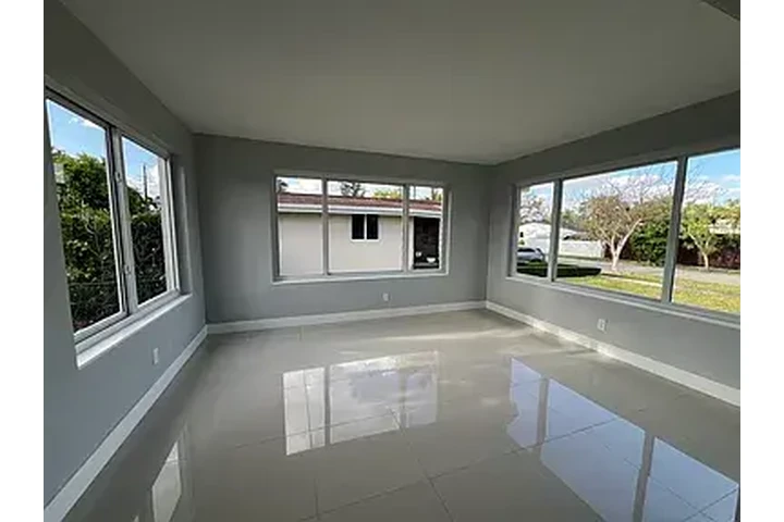$2500 : Charming HOME IN Miami image 2