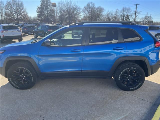 $19900 : 2017 Cherokee Trailhawk 4x4 S image 3