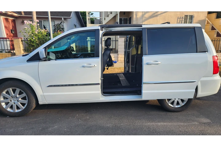 $6700 : 2016 town and country chysler image 4