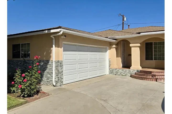 $2200 : This 1499 square foot single image 1