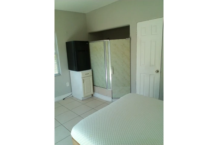 $690 : Rento cuarto independiente image 1