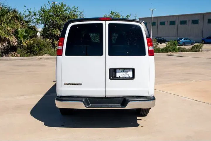 $25906 : Chevrolet Express 2017 LT 35 image 8