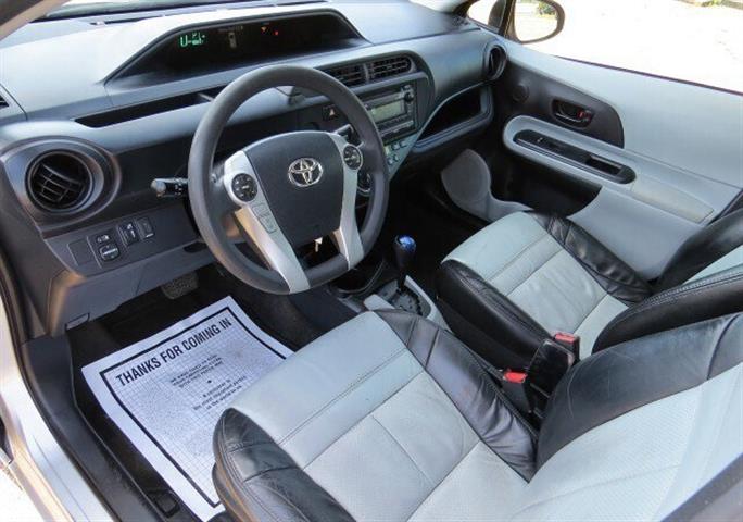 $6000 : 2012 Toyota Prius C III image 3