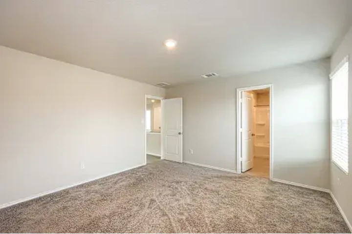 $910 : Well furnished apartments image 4
