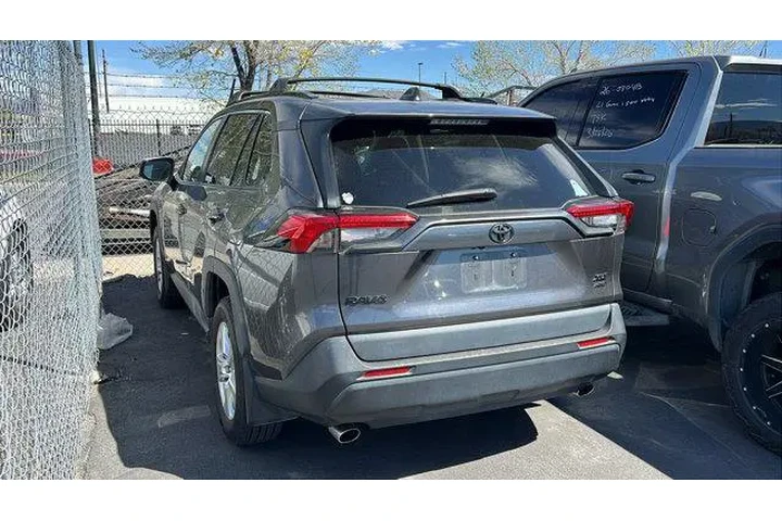 $29984 : Toyota RAV4 2021 AWD XLE 4dr image 3