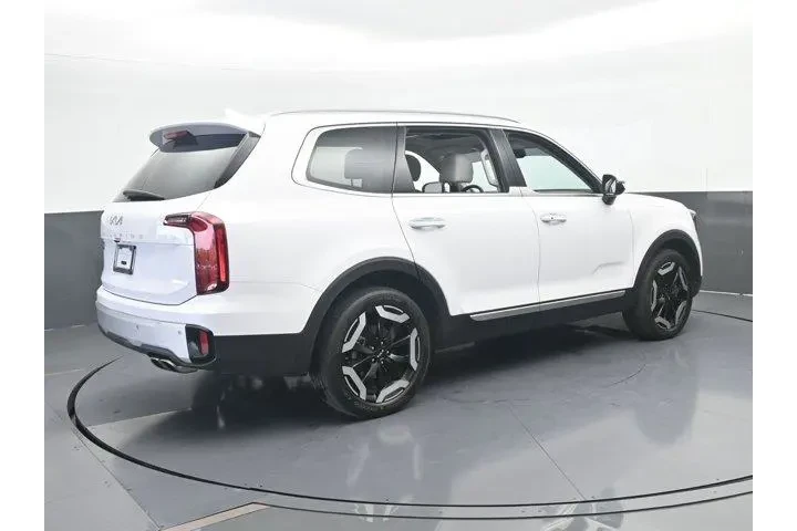 $33700 : Kia Telluride 2024 S 4dr SUV image 6