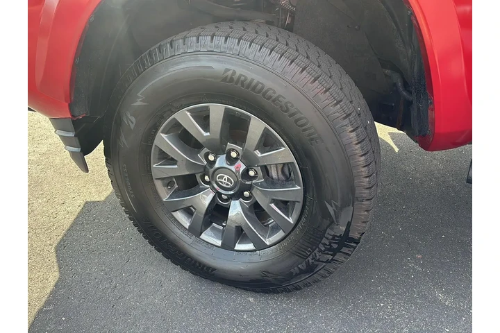 $38111 : Gold Certified 2023 Tacoma SR image 5