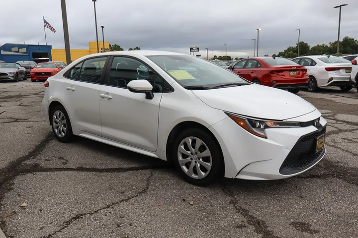 $18488 : 2022 Corolla LE image 3