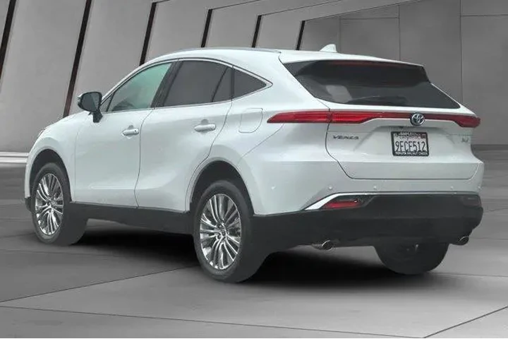 $33900 : Toyota Venza 2023 AWD XLE 4d image 10