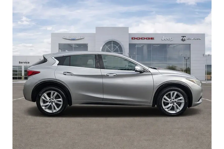 $13987 : INFINITI QX30 2018 Base 4dr image 2