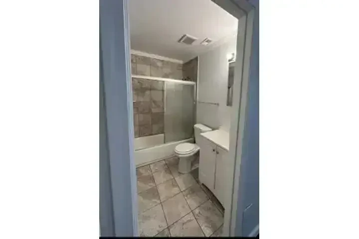 RENTO CASA- Cerca de Vermont image 2