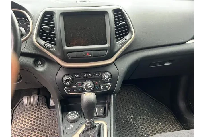 Jeep Cherokee 2015 4x4 Latit image 8