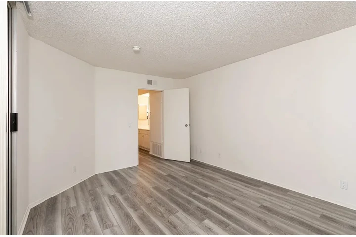 $1100 : Nuevo y acogedor Apt. image 5