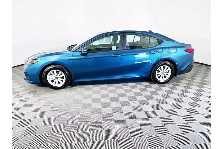 $33900 : Toyota Camry 2026 LE 4dr Sed image 4