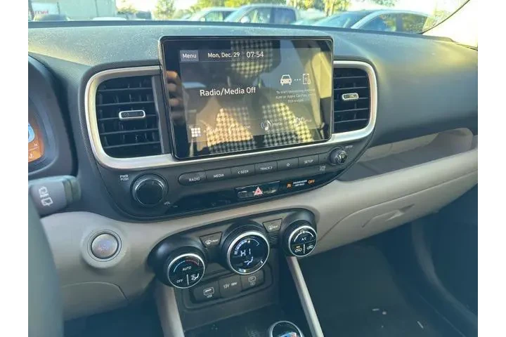 $19500 : Hyundai VENUE 2024 SEL 4dr C image 8