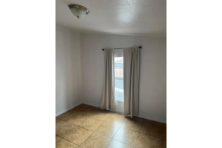 $1100 : Rento cuarto en Anaheim image 7