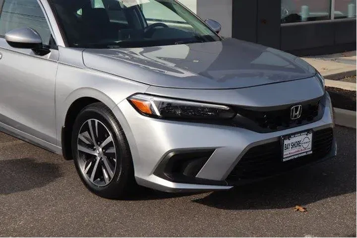 $21825 : Honda Civic 2024 LX 4dr Hatc image 4