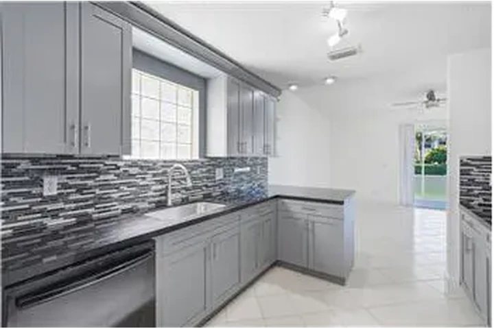 $4000 : Rental property with 3 bedro image 3