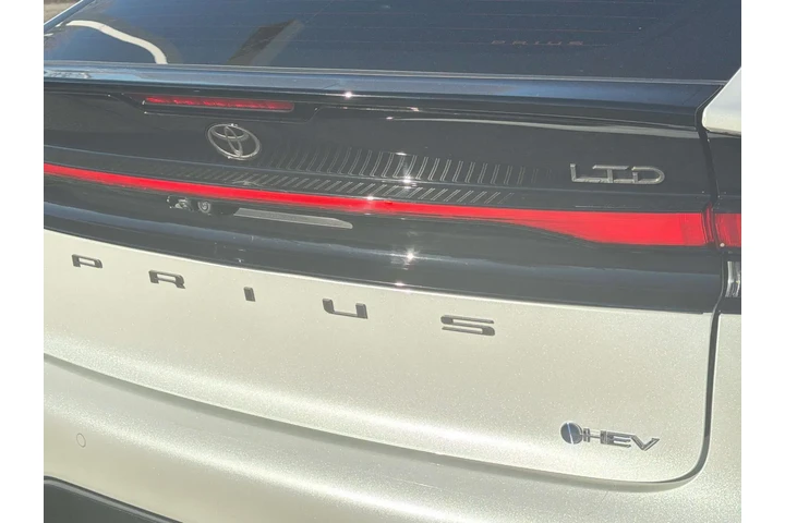 $32870 : Toyota Prius 2024 AWD Limite image 7