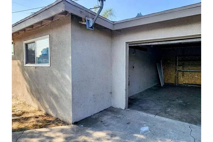 $1200 : Remodeled and features 2 bedro image 8