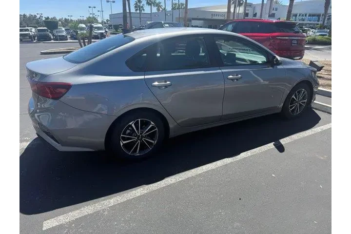 $15715 : Kia Forte 2022 FE 4dr Sedan image 2