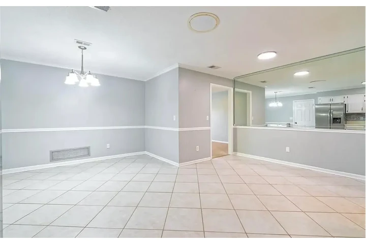 $2000 : Modern 3 bedroom and 2 bath image 3