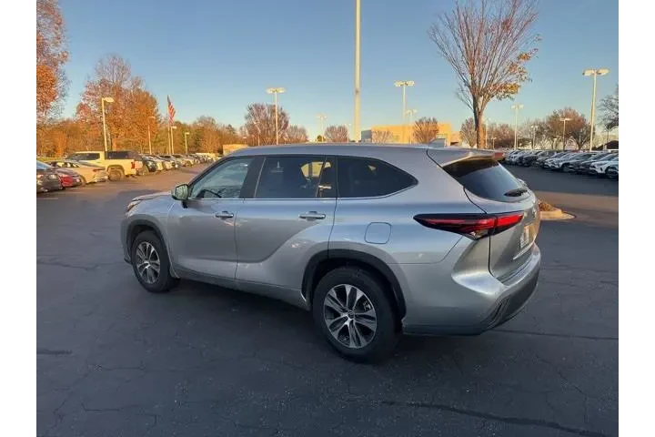 $37911 : Toyota Highlander 2024 XLE 4 image 7