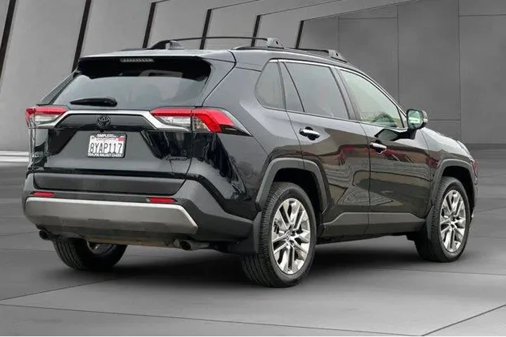 $28500 : Toyota RAV4 2021 Limited 4dr image 4