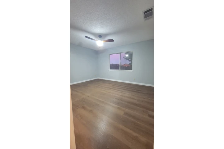 $1 : Casa Recién Remodelada image 5