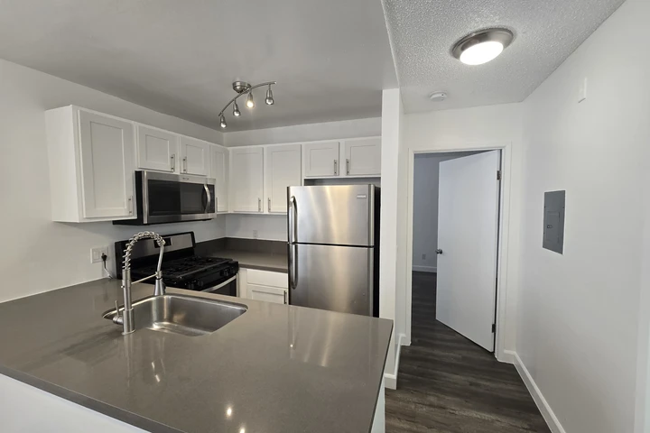 $1995 : 1 bed Apt - Parking Available image 3