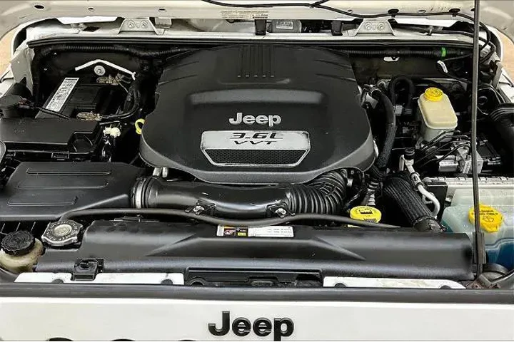 $17900 : Jeep Wrangler 2013 4x4 Sahar image 10