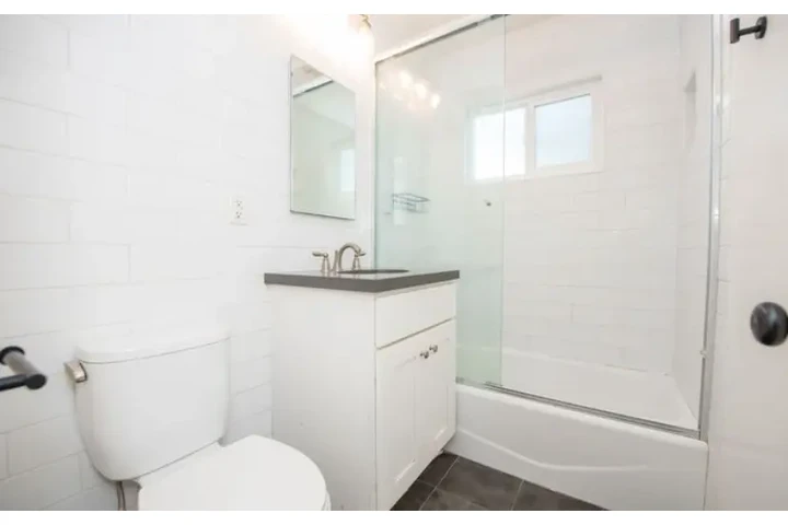 $1500 : Available1Bed Apt in South LA image 3