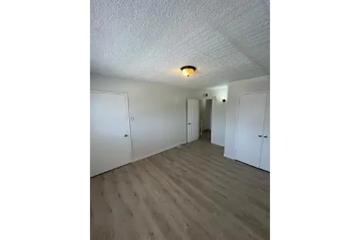$2500 : CUDAHY SE RENTA APTO image 1